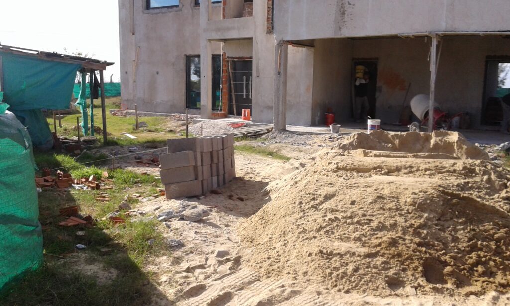Movimiento de suelo y nivelacion pilar barrio cerrado
