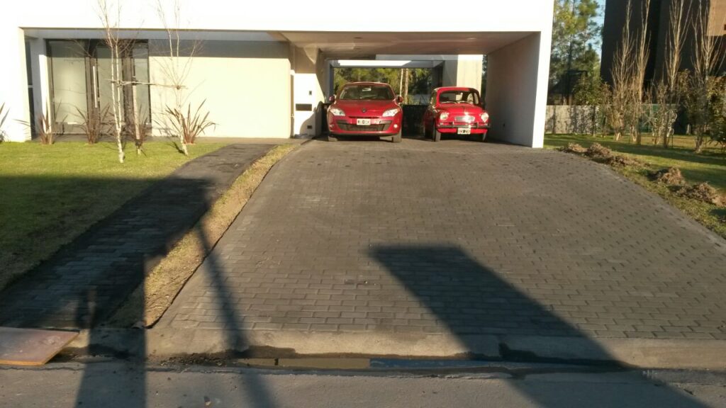 entrada vehicular con adoquines de hormigón en Pilar