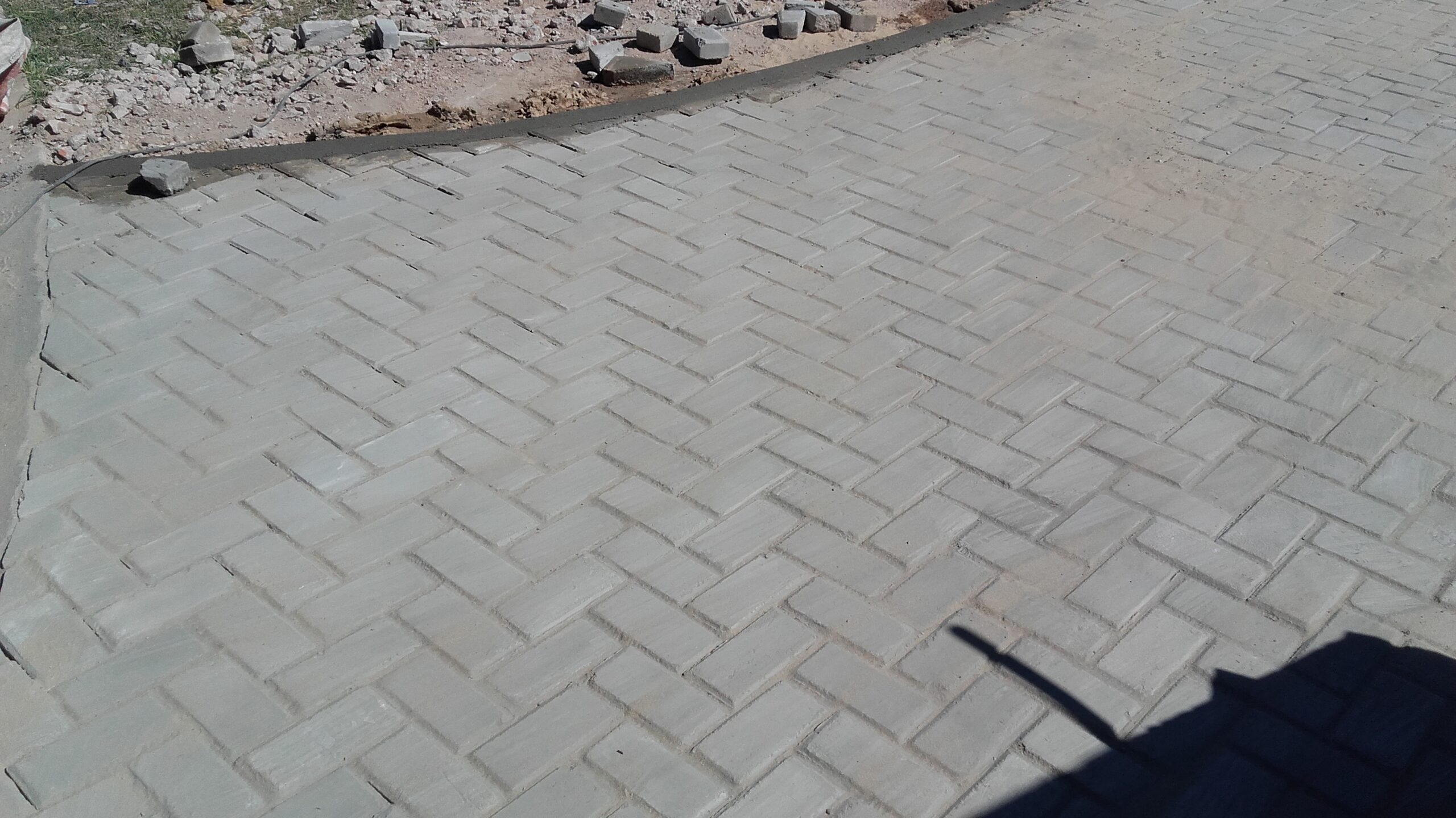 colocación de adoquines en patio en Vicente López con base nivelada