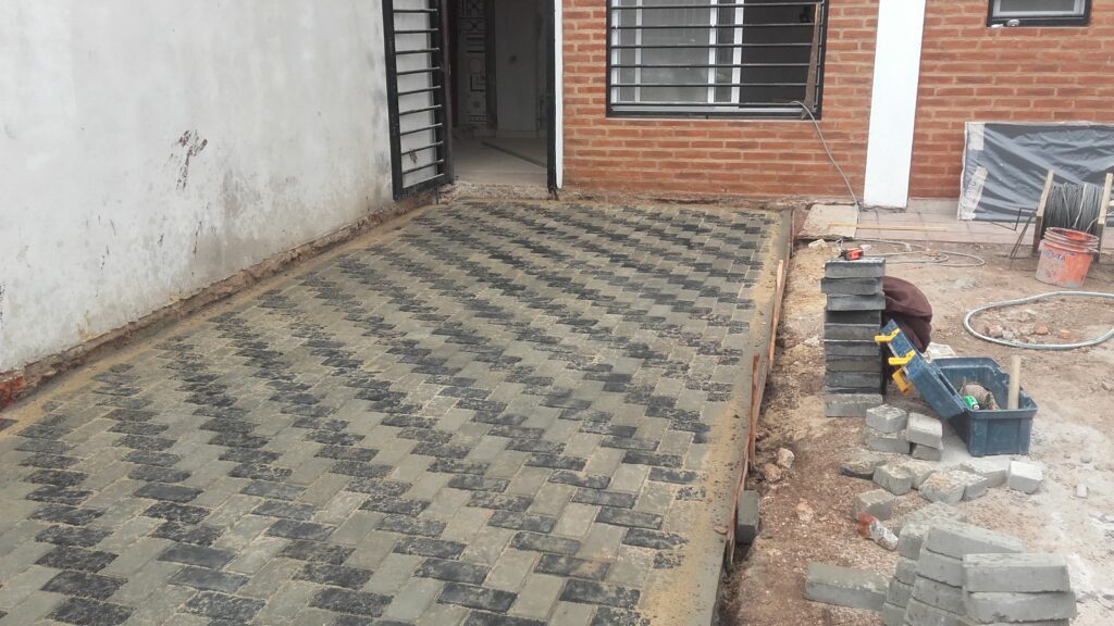piso intertrabado de hormigón en Tigre estacionamiento